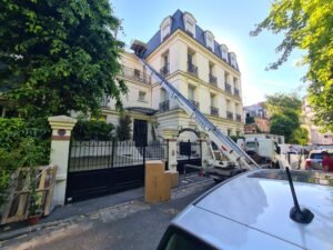 Déménagement Demova à Paris utilisant un monte-meuble pour un appartement en étage d'un immeuble Haussmannien.