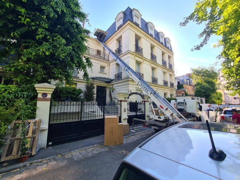 Déménagement Demova à Paris utilisant un monte-meuble pour un appartement en étage d'un immeuble Haussmannien.