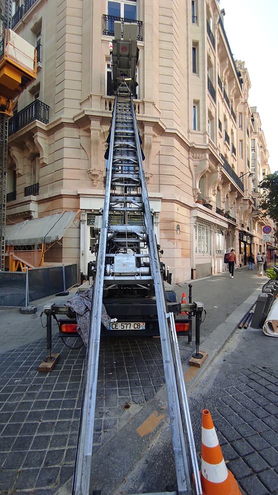Monte-meuble Demova levage meuble Paris immeuble